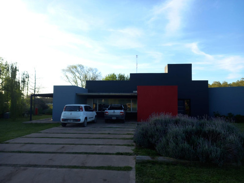 Casa En Venta - 2 Dormitorios 1 Baño - Cochera - 2.008mts2 - Castelli