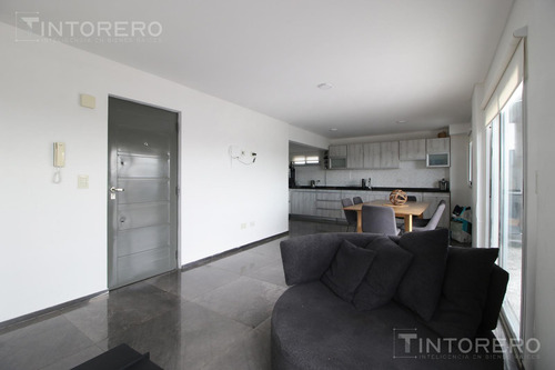Departamento En Venta De 4 Ambientes Con Balcón Aterrazado Y 3 Cocheras Cubiertas En Morón.