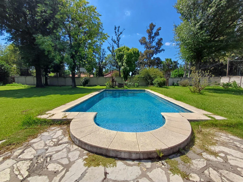 Casa Con Hermoso Parque Y Piscina En Manuel Alberti