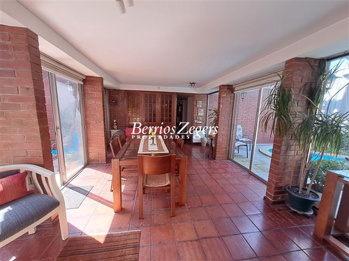 Casa En Venta De 4 Dormitorios, En 23 De Febrero En La Reina