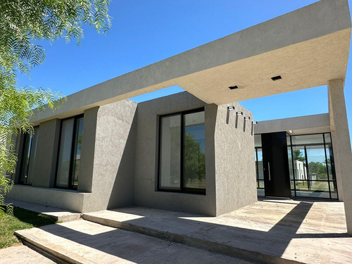 Casa En Alquiler En Barrio San Ramón, Pilar Del Este