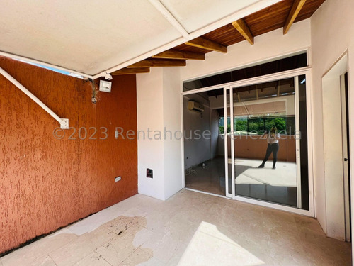Casa Townhouse En Venta De 4 Niveles En Cantarrana Cocina Empotrada Piso De Mármol Parrillera Seguridad Nela 24-8827