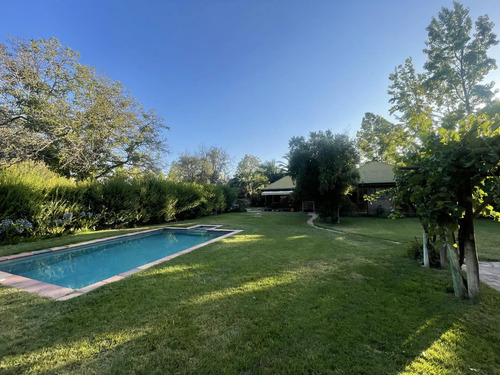 Espléndida Parcela Con Linda Casa Familiar En Venta