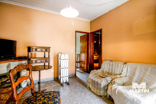 Casa En Venta En Martinez 3 Ambientes Con Jardín. Apto Crédito. A 3 Cuadras Del Hipódromo.
