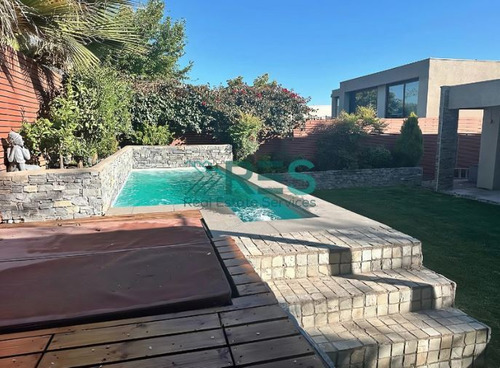 Casa En Venta De 4 Dorm. En Colina