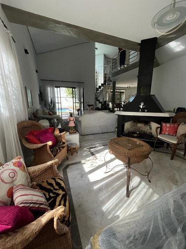 Linda Casa Com Piscina Em Frente A Praça
