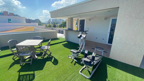 Casa En Venta En Lechería. Casas Bote B