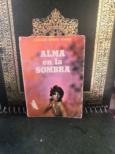 Alma En La Sombra.     Caridad Bravo Adams. 