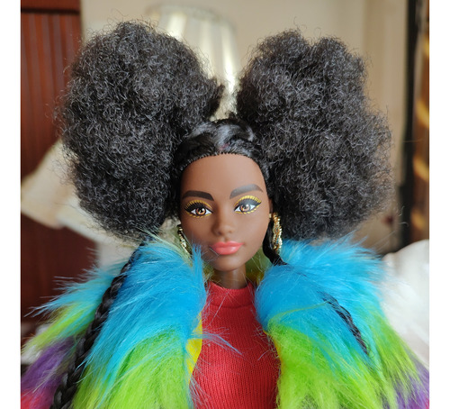 Barbie Extra Wave 1 Abrigo Arcoiris (Usado)