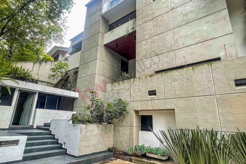 Espectacular Casa En Venta En Bosques De Las Lomas, Varios Niveles Con Jardín Y Remodelada