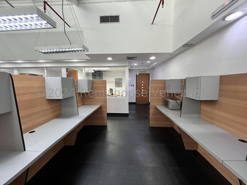 Oficina Con Amplios Ventanales En Venta En Los Dos Caminos, 25-4456