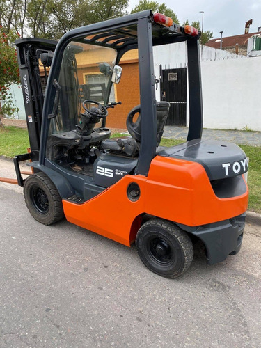 Autoelevador Toyota 2,5 Tn Tt Desplazador Diesel