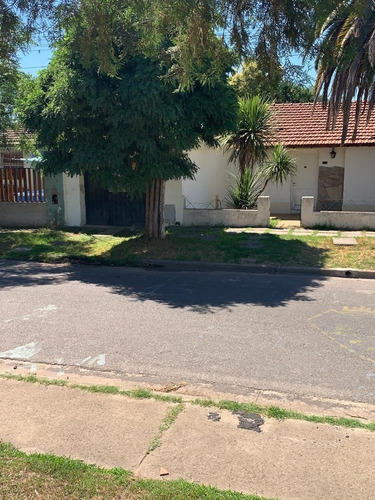 Cómoda Casa En Junín, Frente Boulevard Av. Libertad,