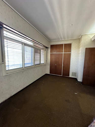 Venta - Con Financiacion - Casa De 3 Plantas - Excelente Esquina Sobre Avda. Vélez Sarsfield