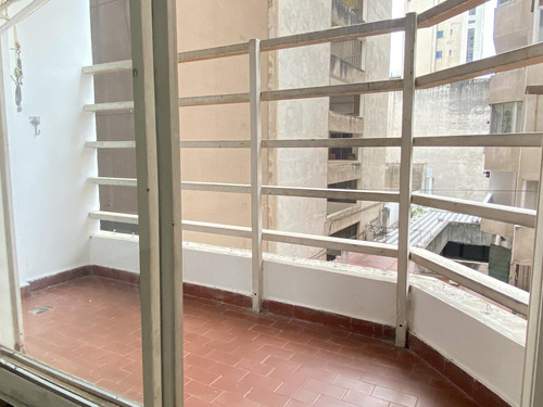 Departamento En El Centro En Venta De 1 Dormitorio Con Balcón Desocupado