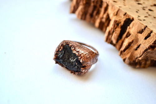 Imagen 2 de 9 de Anillo Texturado Con Piedra Natural Turmalina Negra Y Cobre
