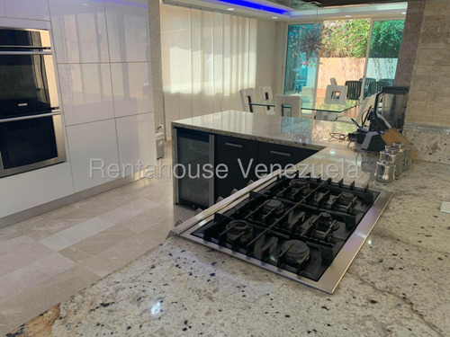 Buscas Una Quinta Donde Puedas Compartir Momentos Con Tus Familiares Y Amigos? Aqui La Tienes,moderna, Calle Cerrada Vigilancia Privada,amplia Y Bella Cocina Para Disfrutarla. Está En Alto Hatillo