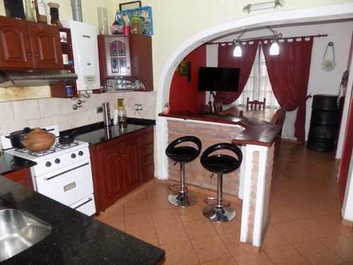 Imagen 14 de 30 de Chalet De 4 Ambientes Desarrollado En 2 Plantas.