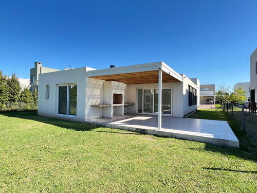 Casa De Una Planta A Estrenar En Barrio Araucarias Puertos Escobar - Oportunidad