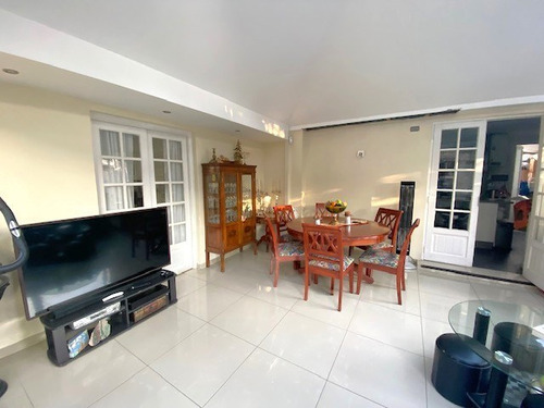 Casa En Venta De 4 Dorm. En Ñuñoa