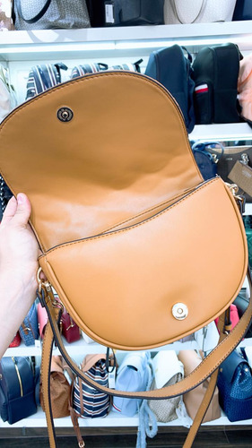 Bolso Cross Guess Mod. Vg915921 Color Camel Diseño Acolchado
