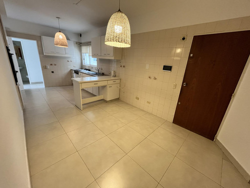 Departamento En Venta En La Lucila De 4 Ambientes Con Dependencia, Cochera Con Baulera