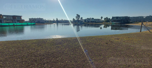 A Estrenar. Lote A Laguna Noroeste.