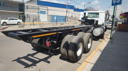 Camion Mack Equipado Con Sistema De Roll Off Galbreath