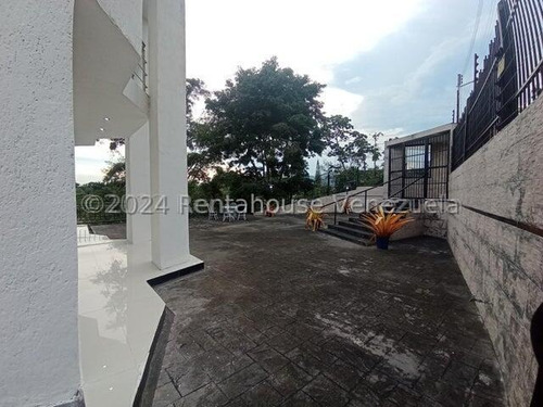 Hermosa Casa Con Estilo Moderno, De Dos Niveles, Cuenta Con Hall De Entrada, Sala De Estar, Tres Dormitorios Con Baños Y Vestier , Una Habitación Solo Con Baños, Un Medio Baños, Family Room