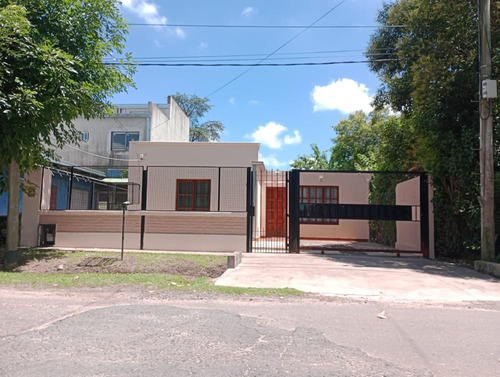 Casa En Venta - 2 Dormitorios 1 Baño - Cochera - 370mts2 - San Jorge, Villa Elisa, La Plata