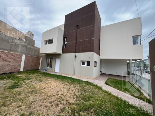 Casa Venta Rincón De Emilio, 3 Dormitorios, 3 Baños, Cochera Y Jardín