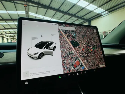 Tesla Model Y Manejo Autonomo 2020