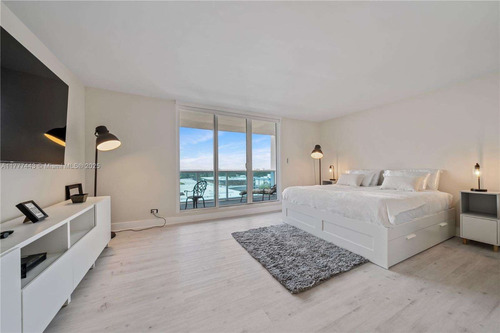 Alquiler Departamento Miami Beach 2 Amb/ Playa Y Cochera Roney Palace / 1 Hotel Complejo 5 Estrellas. 3 Piscinas, Jacuzzi, Acceso Directo A La Playa 5 Cuadras De Lincoln Road. 2301 Collins Ave.