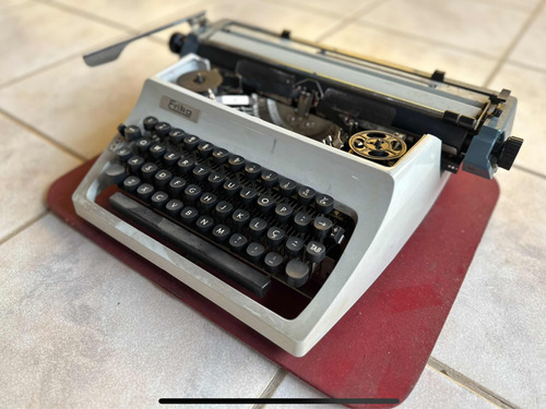 Máquina De Escrever Érika Alemã Anos 70 Muito Conservada (Usado)