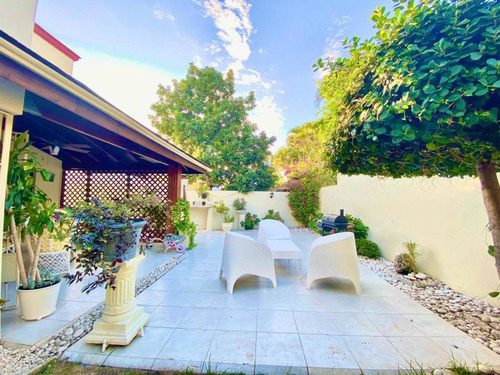 Imagen 2 de 18 de Venta De Casa. En Las Praderas Distrito Nacional