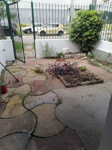 Alquiler Monoambiente Independiente En Ituzaingó. Patio.