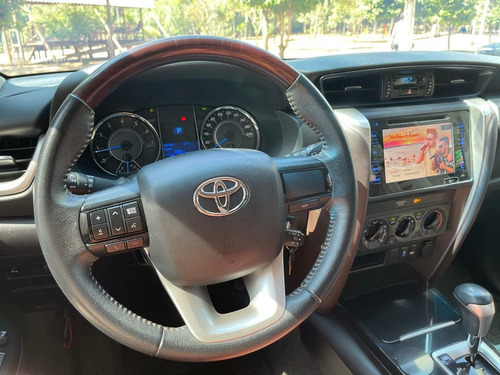 Imagem 4 de 9 de Toyota Sw4 2017 2.7 Sr 7l 4x2 Flex Aut. 5p