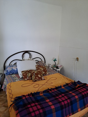 Edificio Compuesto De 3 Casa Y 2 Locales Algunos Alquilados Otros A Reciclar Con Posibilidades De Mejorar.