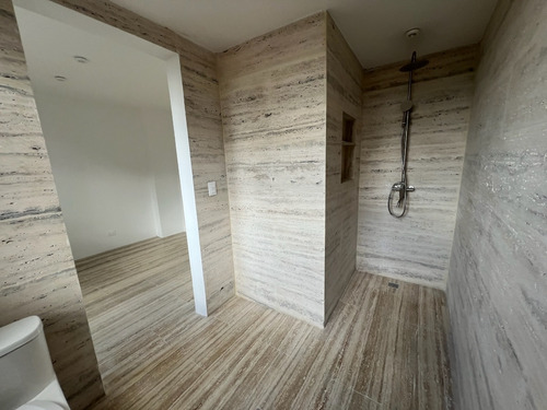 Vende Exclusivo Apartamento Con Terraza Y Vista Panorámica 360°, Urb. Colinas De Bello Monte, (sector Valle Arriba). Calle Cerrada Con Vigilancia, Edificio Boutique De Solo 3 Apartamentos, Privacidad.