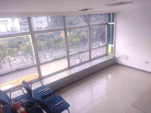 Vendo Estupenda Oficina Remodelada De 46.8 Mts2 Chacaito !!! Consta De 4 Ambientes , Recepción, 2 Oficinas Cerradas Y Otro Ambiente Para Reuniones Y Trabajo...excelente Inversión...!!