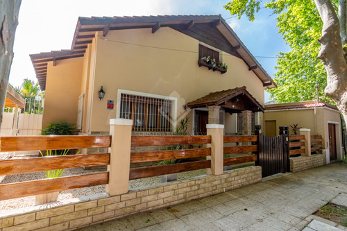 Casa Sobre Doble Lote En Olivos