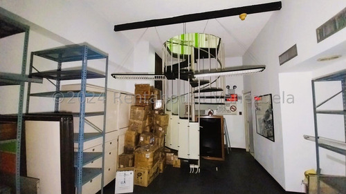 Extraordinario Local Comercial Con Acceso A Pie De Calle En La Av. Ppal De La Urbina!!! Fenomenal Oportunidad De Inversión! Negociable!!!