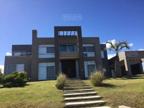 Venta Casa Chalet 4 Dormitorios Servicio Jardín Estufa Leña Piscina Parrillero Barbacoa Cochera Riego Terraza Barrio Cerrado Privado Las Garzas Rocha José Ignacio Punta Del Este Maldonado