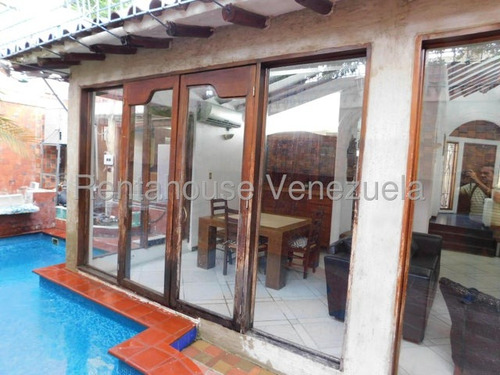 Fredxia Castillo Vende Amplia Casa, Amoblada Y Con Piscina En La Avenida Los Abogados De Barquisimeto # 25-11394