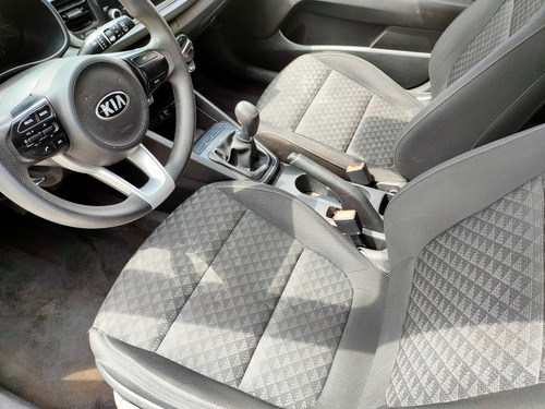 Imagen 7 de 11 de Kia Rio 2018 1.6 Lx Hatchback Estándar