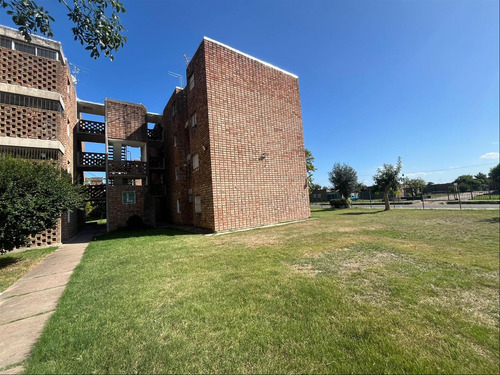 Apartamento De 4 Dormitorios Ubicado En Cobena.
