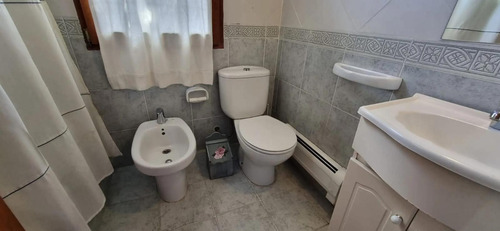 Casa En Venta - 4 Dormitorios 2 Baños - Cochera - 1.008mts2 - San Carlos De Bariloche