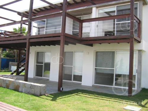 Imagen 5 de 30 de En Punta Del Este En La Zona Exclusiva De Punta De Piedra, Chalet De 5 Dormitorios Y Dependencia Con Piscina Climatizada.- Ref: 4041