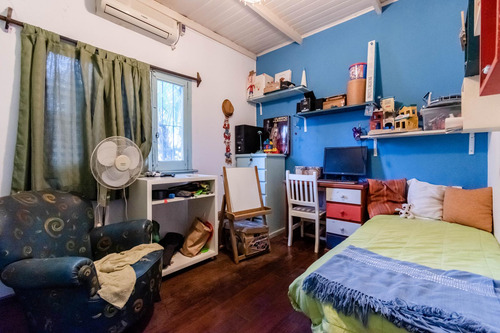 Encantadora Casa Antigua Con Actualizaciones Y Muy Buen Jardin.