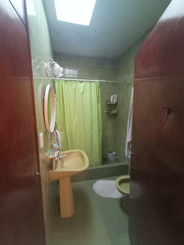 Casa Para Dos Familias O Inversor.-